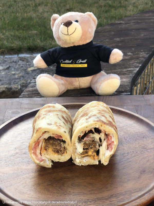 Souzoukakia Pita im Fladenbrot mit Tzatziki, Tomaten und Zwiebeln