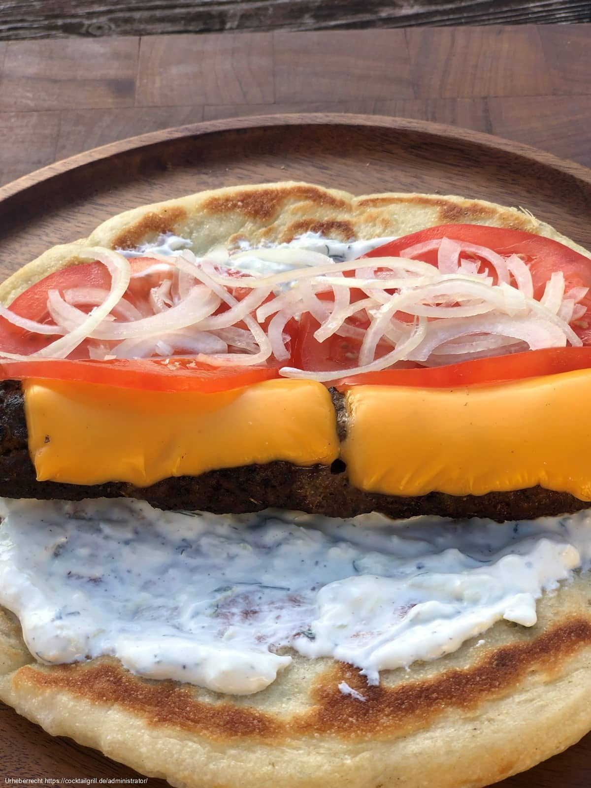 Soutzoukakia Pita im Fladenbrot mit Tzatziki, Tomaten und Zwiebeln
