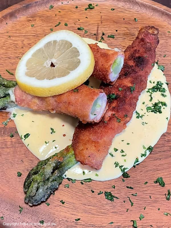 Spargel Cordon bleu mit Sauce und Zitrone