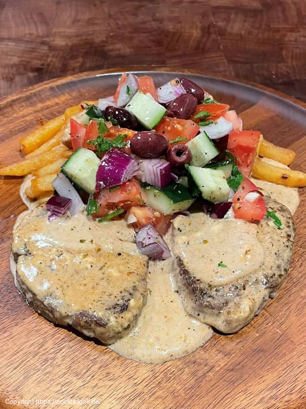 Steak Feta mit Sauce, Pommes und Salat