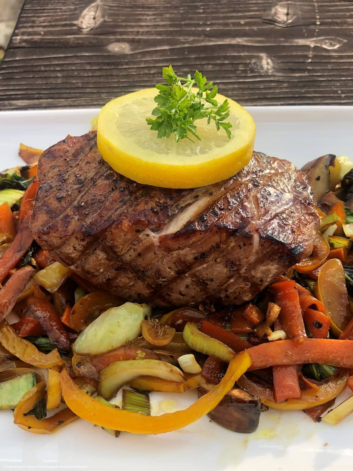 Thunfisch auf Gemüse mit Zitrone