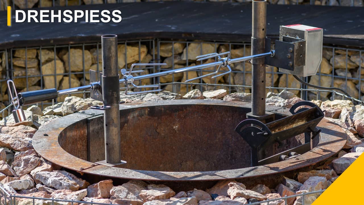 Drehspieß auf der Feuerstelle