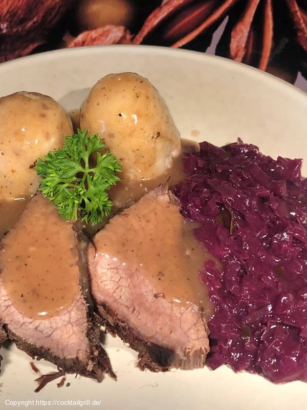 Sauerbraten mit Knödel und Rotkraut