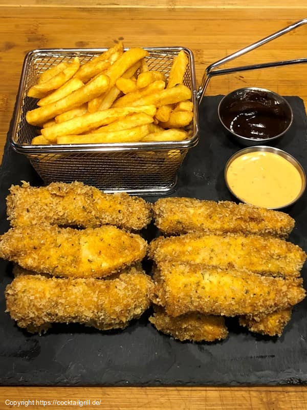 Chicken Fingers mit Pommes und Saucen