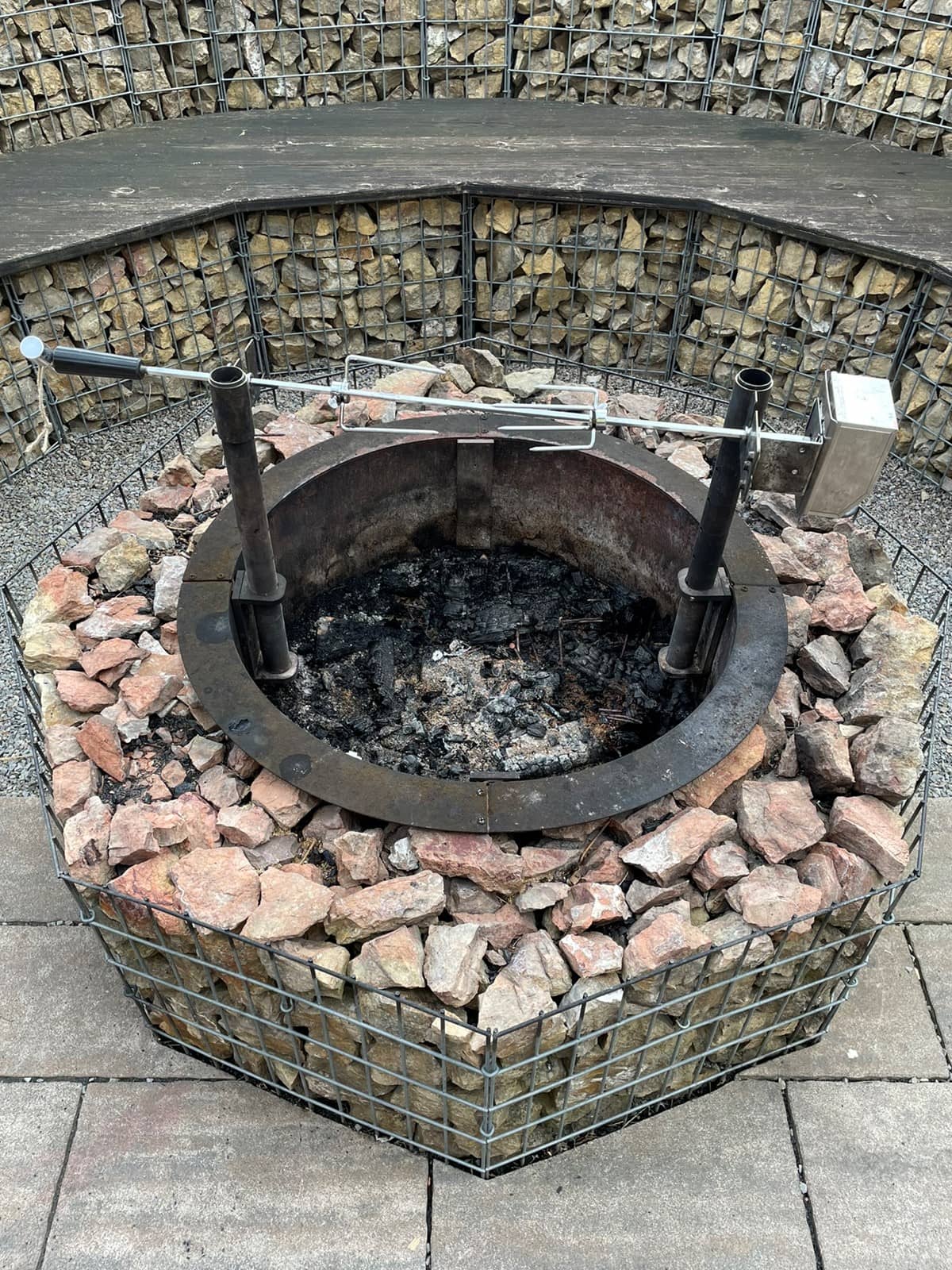 Feuerstelle mit Drehspieß