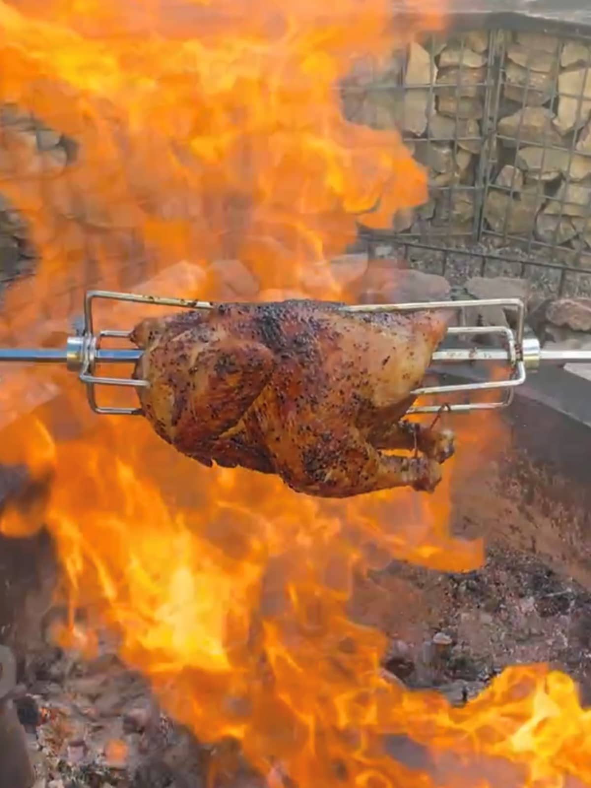 Hähnchen über dem Feuer