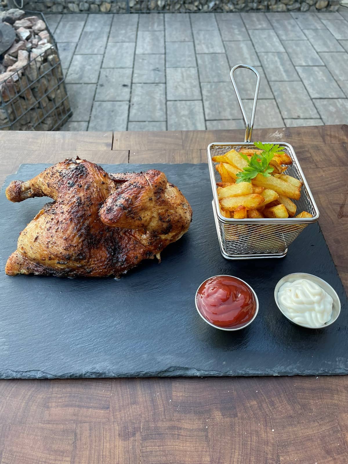 Halbes Hähnchen mit Pommes und Ketchup/Mayo